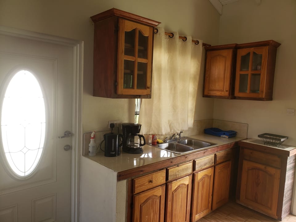 kitchen,kettle,coffee maker,microwave 