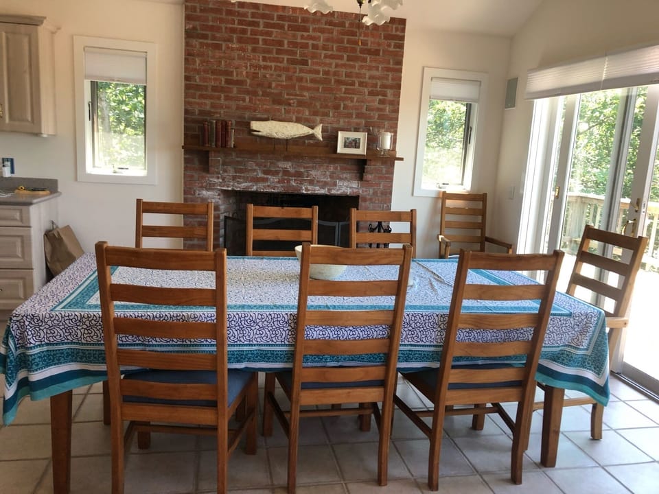 dining table/fireplace