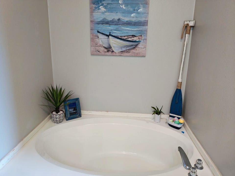 En suite bathroom tub