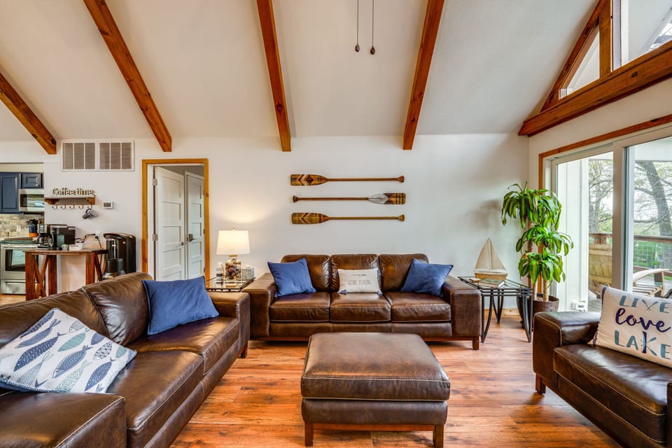 Living Room | Central A/C & Heating | Free WiFi (90 Mbps)