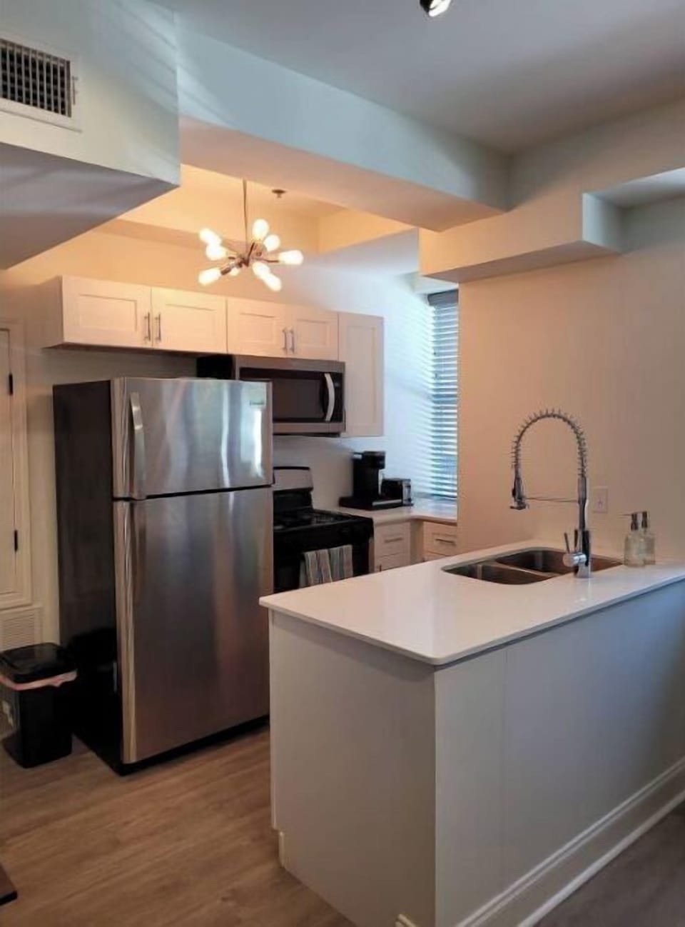 Studio with real kitchen - full size stove, fridge, dishwasher, sink, microwave