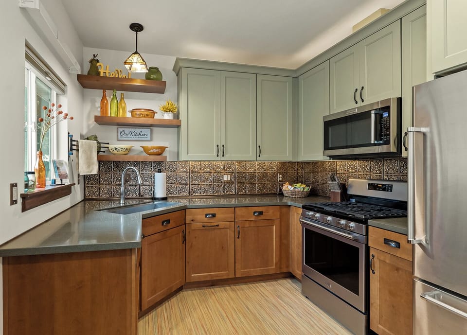 amazing kitchen space perfect to plan and prepare a meal 