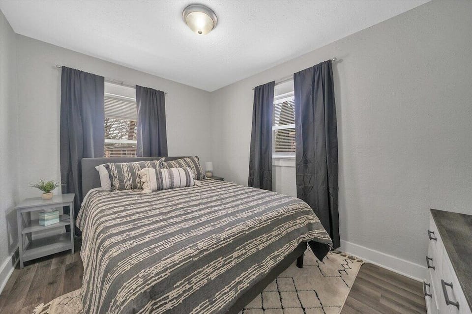 Bedroom 1 w/Queen size bed.