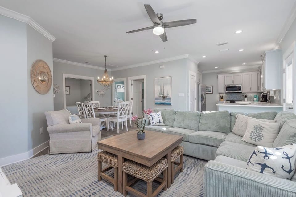 Living Area - The open living area features plenty of comfortable seating and is a great space for relaxing and unwinding.