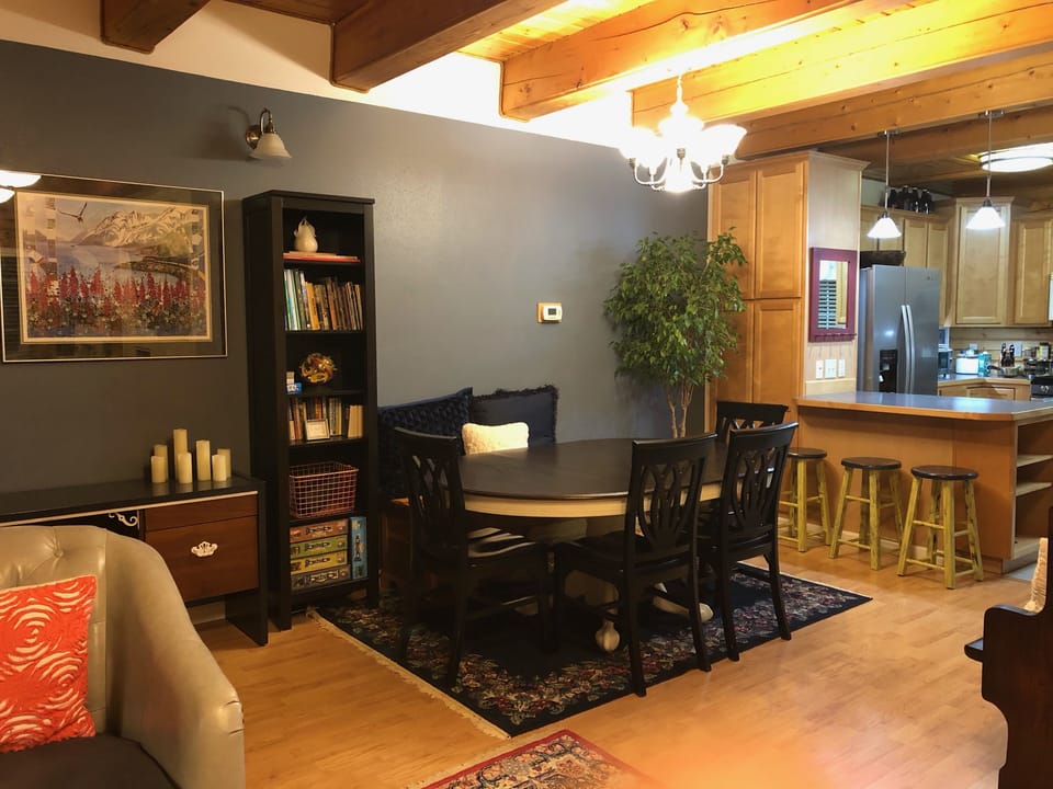 Dining Room seats 6 ppl at the table and 3 at the bar