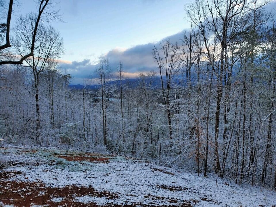Snow dust during the winter months is possible, but not abundant. View at the top of the mountain.
