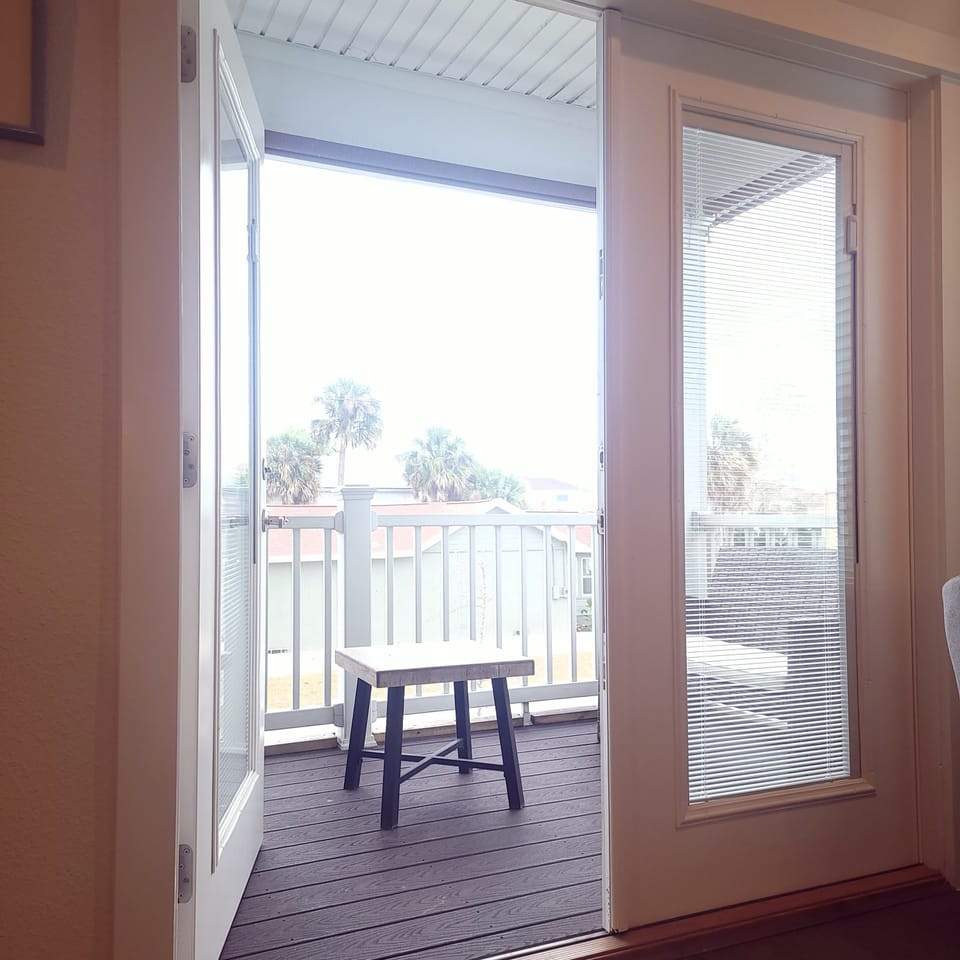 Main level screened in balcony