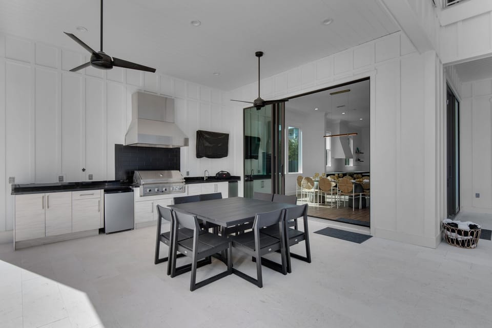 Luxurious outdoor area w/ built-in grill, fridge, icemaker, dining room & TV