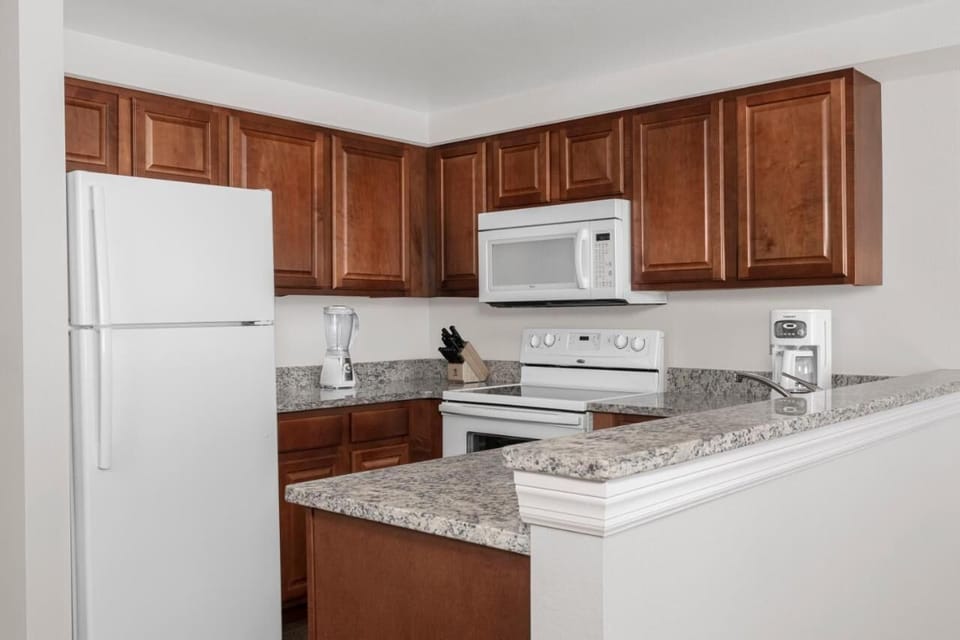 Full kitchen