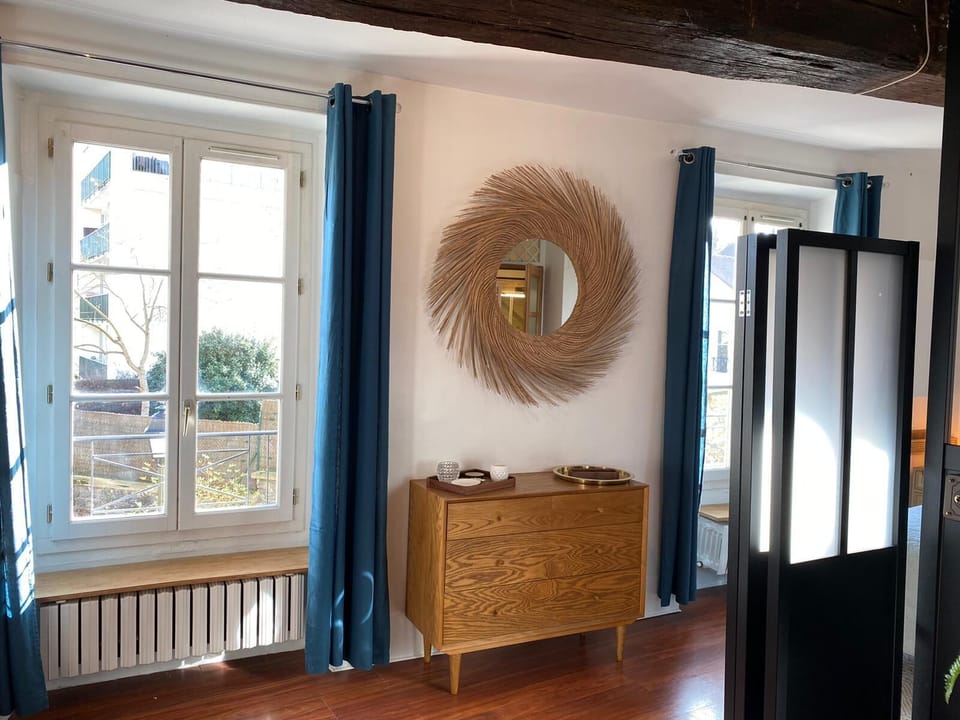 Window onto the quiet street (double grazing)