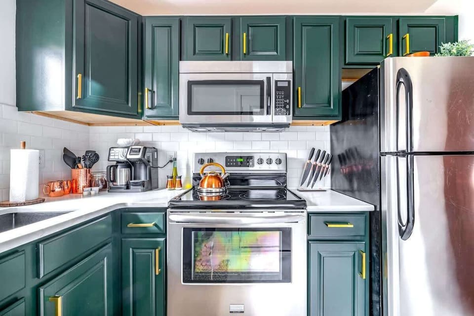 Family & Pet Friendly Vacation Rentals In Ohio Columbus
Fully Equipped Kitchen, The kitchen boasts a Frigidaire refrigerator, electric stove, single oven, and microwave. Cook with provided basics like pots, pans, and spices. A dishwasher and coffee m