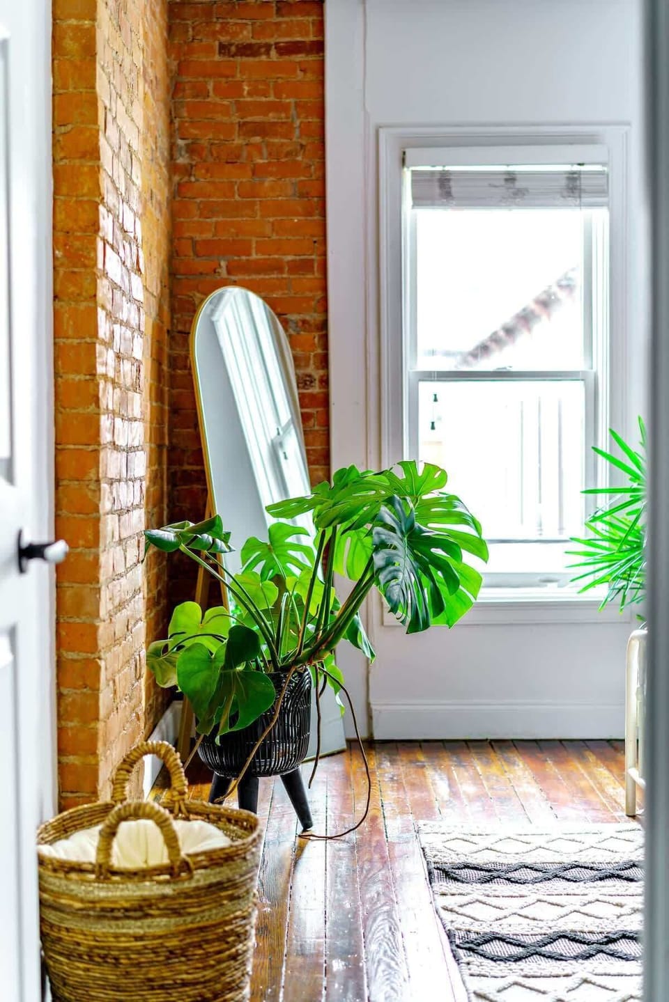 Prime location in Short North. Indulge in the comforts of our Ohio Pet-Friendly Vacation Rentals sanctuary, where every detail is designed to help you unwind and recharge. Get ready to relax, rejuvenate, and create cherished memories with loved ones!