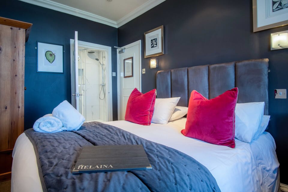 Double Sea View room with king size bed