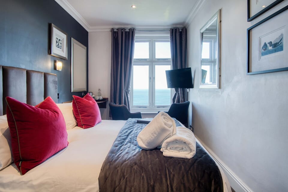 Double Sea View room with king size bed