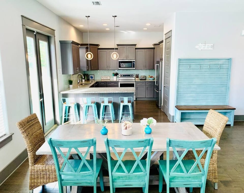 Dining table w/ seating for 8 plus 4 seats at the kitchen counter