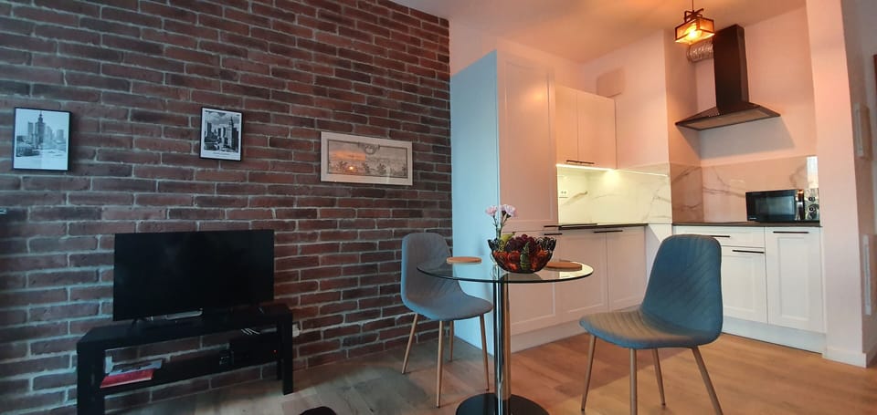 Kitchen and tv set with free wifi
