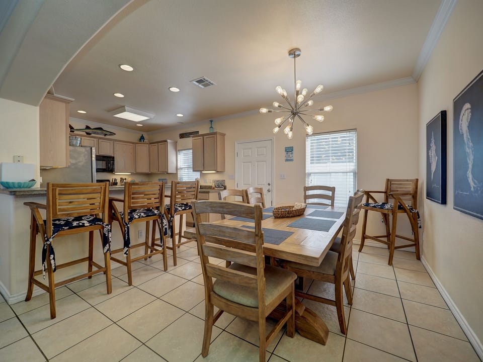 Diningroom with seating for up to 10