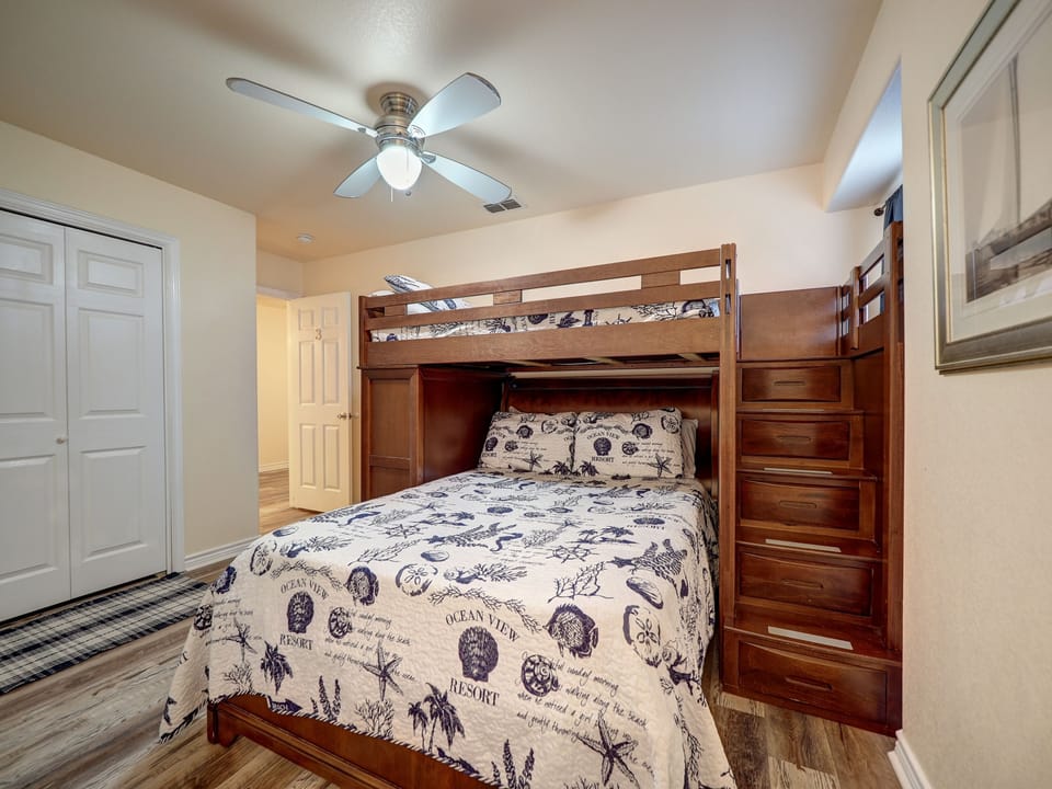 Guest Room with Queen/Twin Bunks
No TV in this room 