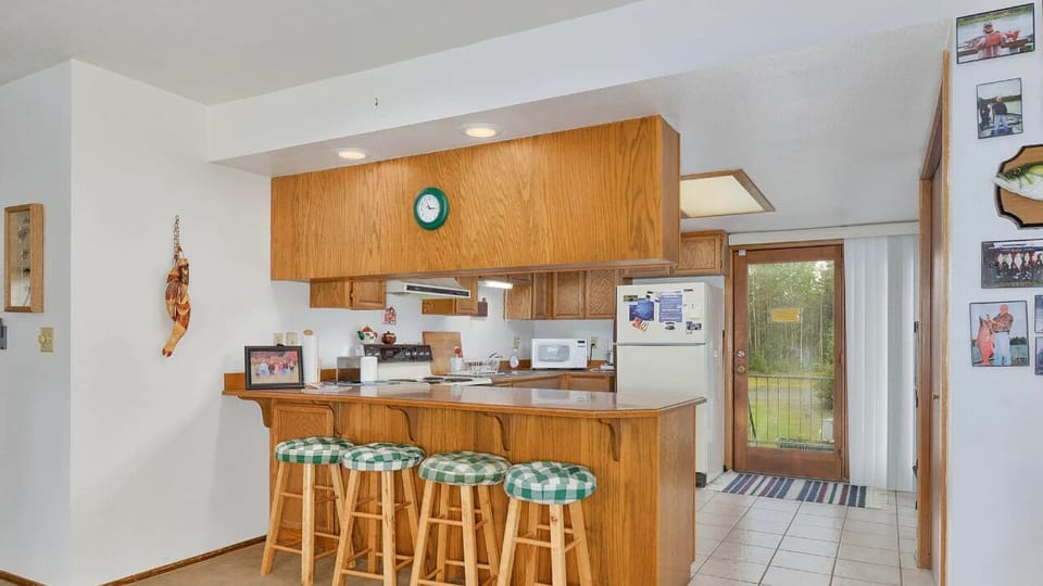 Kitchen with bar