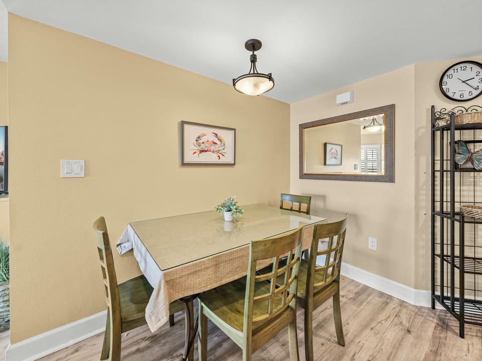 Comfortable eating area in Kitchen !! Seats 4