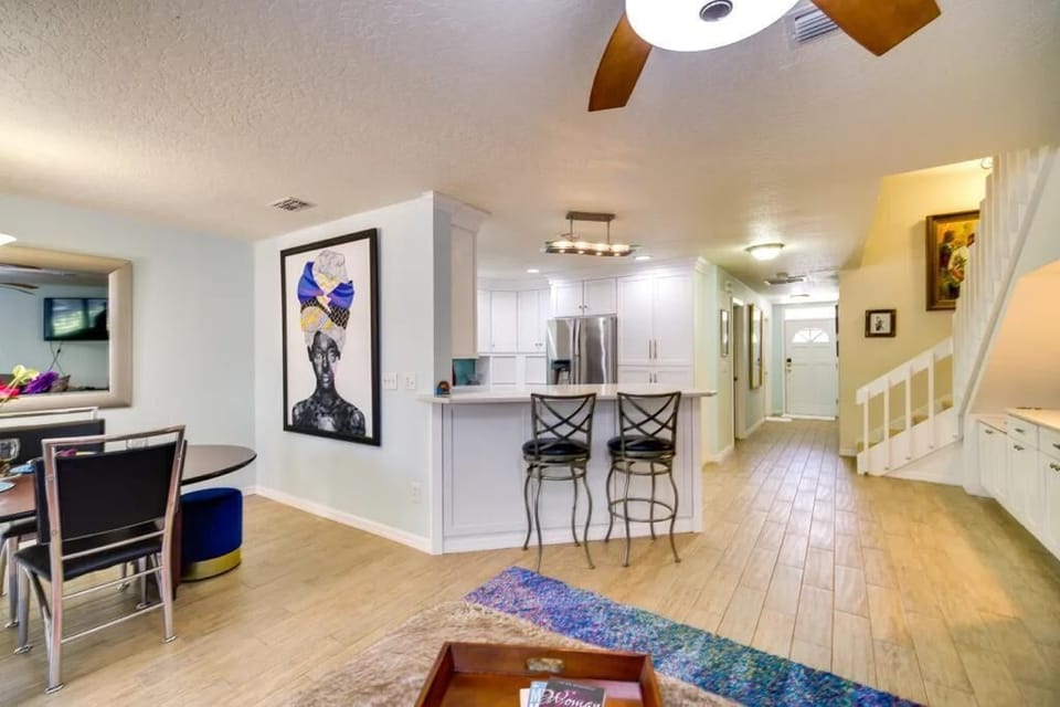 Additional seating at the bar/kitchen counter
