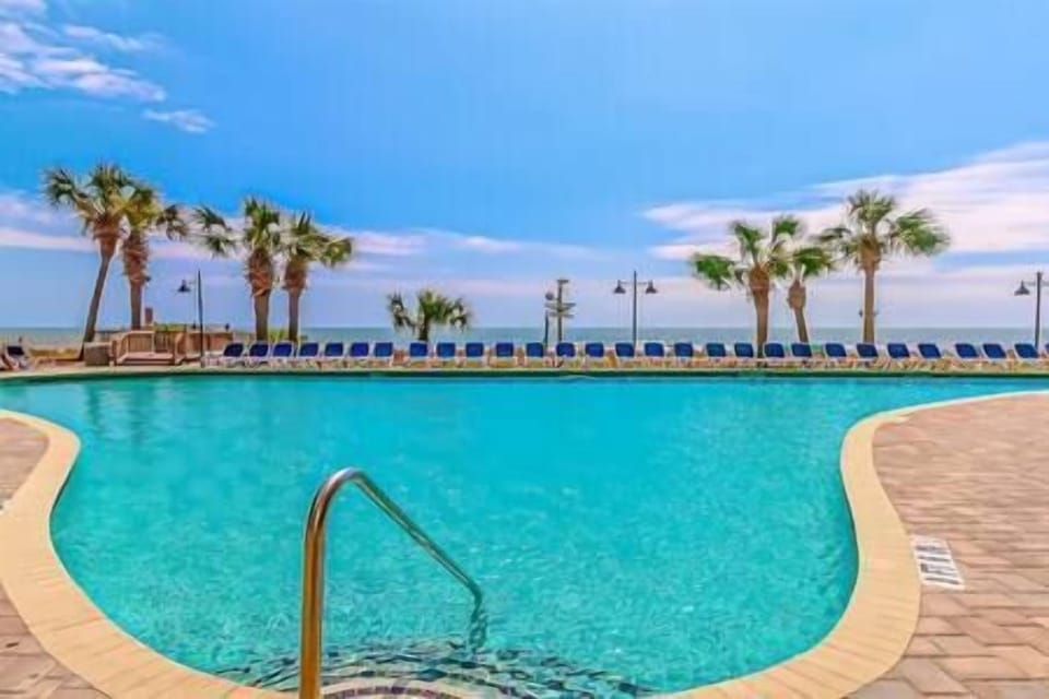 Oceanfront Outdoor Swimming Pool! (1)