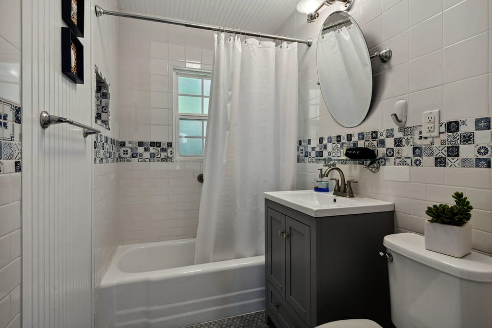 Full bath in main house 