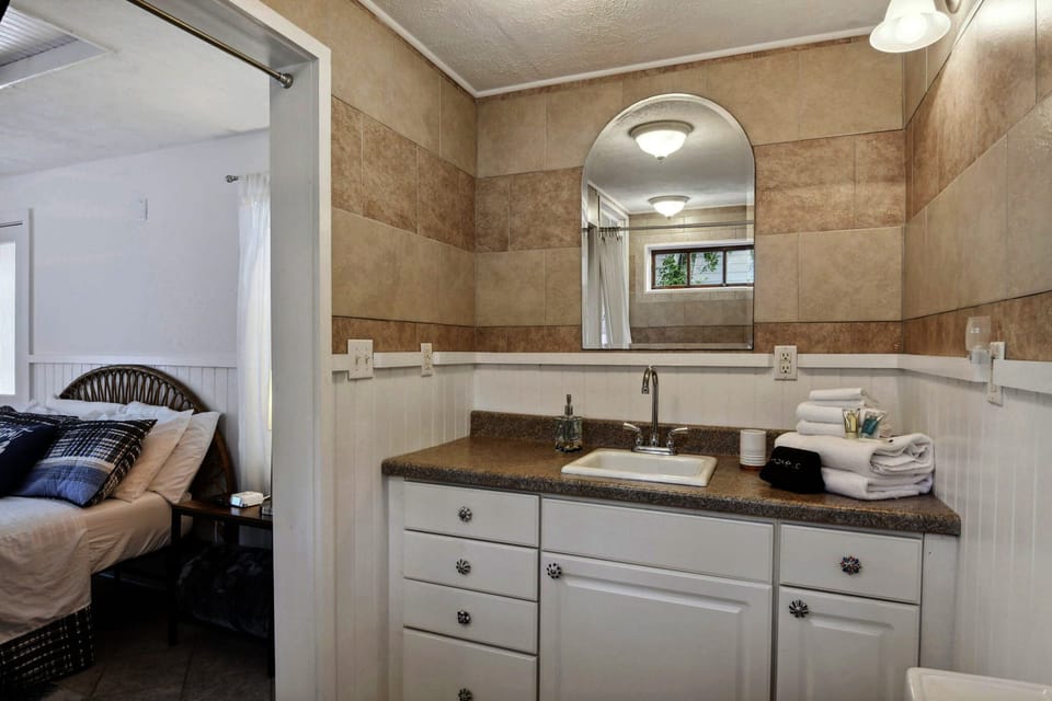 Full bath in guest cottage (4th bedroom)