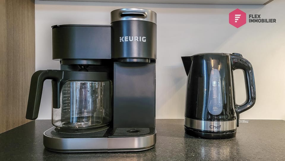 2 options Café : Keurig et café filtre. Apportez votre café :)
