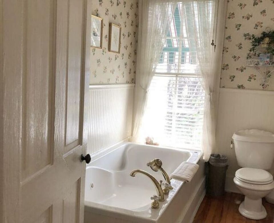 Full bath with double jetted tub