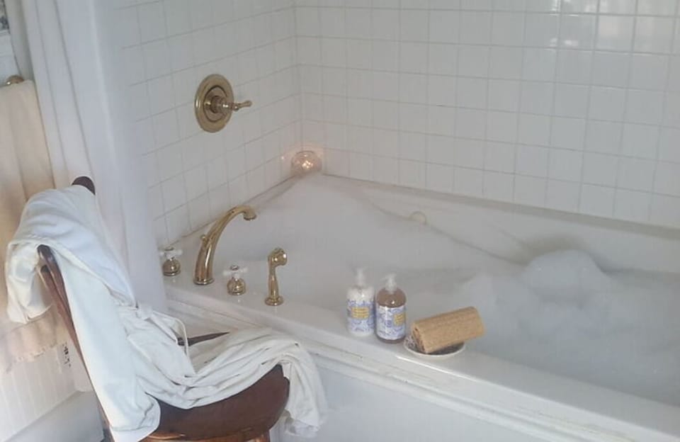 Jetted tub & hand-held shower