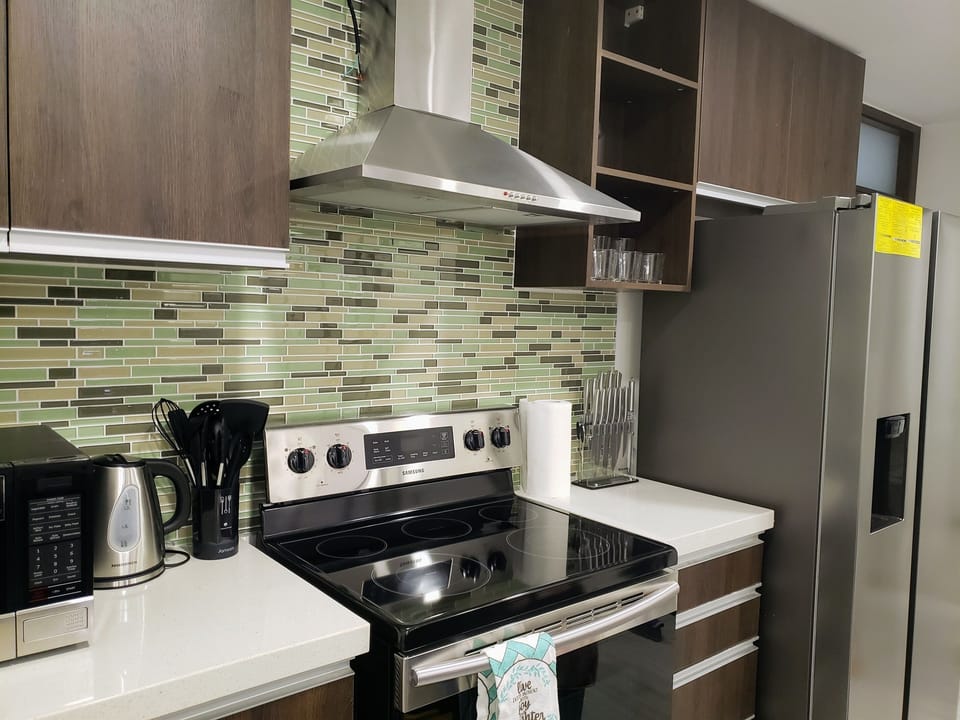 Full Kitchen with appliances & utensils