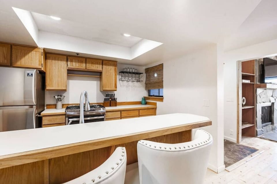Kitchen Breakfast Bar with Seating for Four