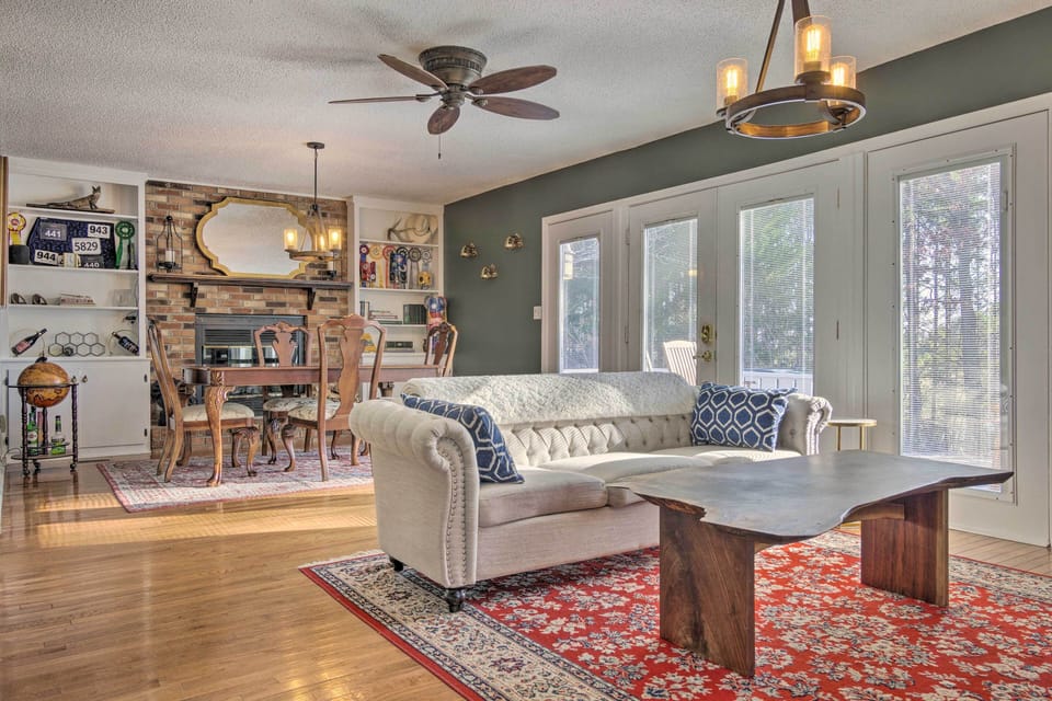 Living Room | No Fireplace or Grill Use | Free WiFi