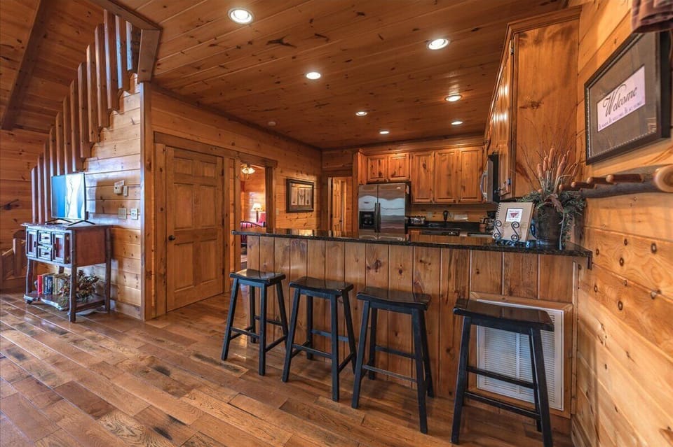 A Bear's Lair - Breakfast Bar with Seating for 4