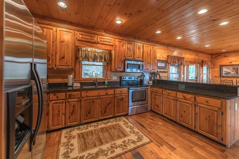 A Bear's Lair - Kitchen with Stainless Steel Appliances