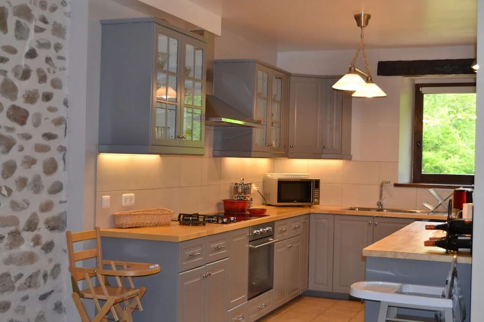 Two gas hobs, four electric burner stovetop, oven, microwave