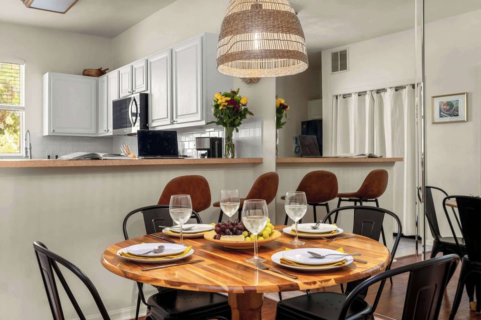 Dining room and Kitchen seats 6 incl bar. Extra seating provided. Full-size refrigerator, stove, microwave, pots and pans and cooking utensils, plates, cups, wine glasses, and silverware. Extra 1/2 bath downstairs for convenience. Wifi speed 175 Mbps