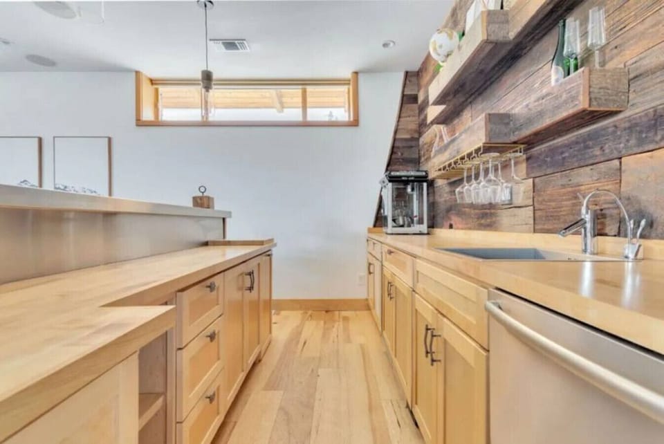 [Family Room / Game Room] Wet bar