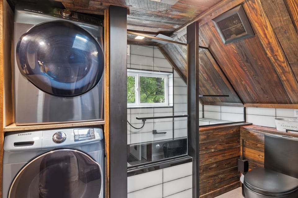 Upstairs Bathroom and Laundry (2)