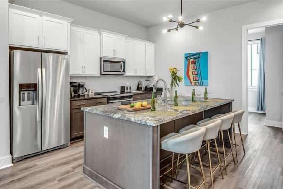 Well-equipped kitchen featuring an island counter with 4 seats.