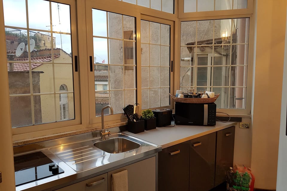 Efficieny kitchen set in a sunny nook.
