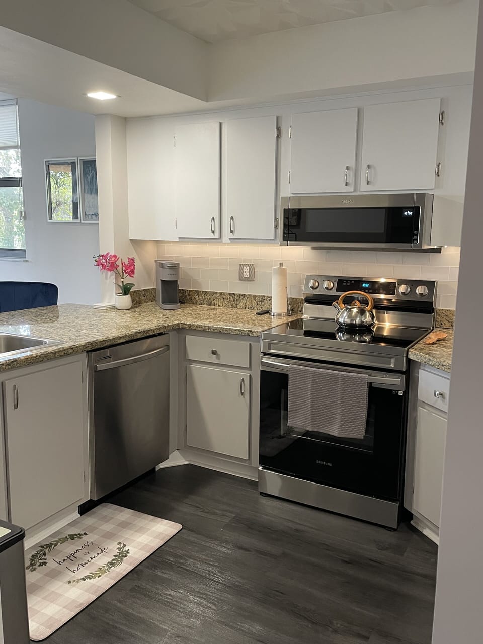 Fully equipped kitchen with keurig & coffee