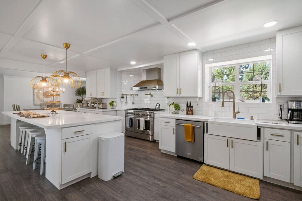 Stunning kitchen with commercial grade gas cooktop