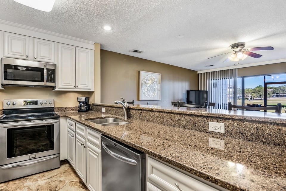 Fully equipped kitchen, with dining bar
