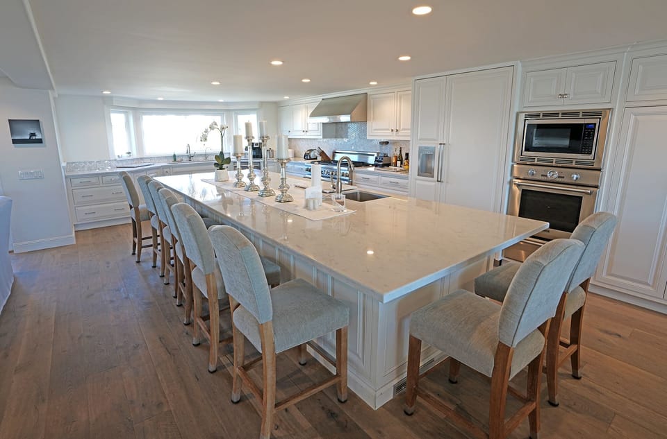 Marble island with 8 seating spaces. 