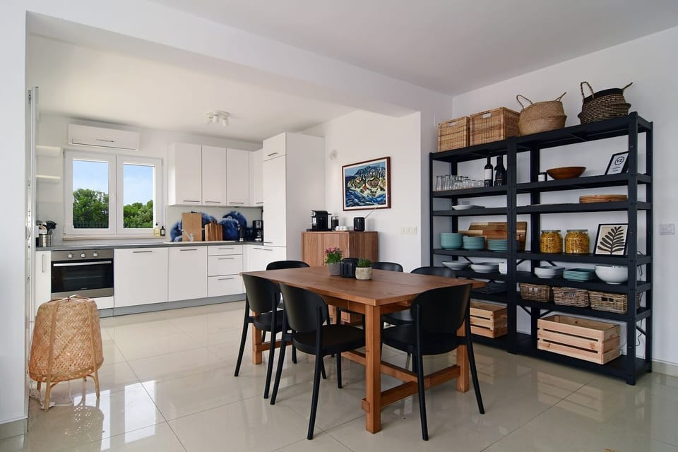 Lower floor open plan kitchen/dining area