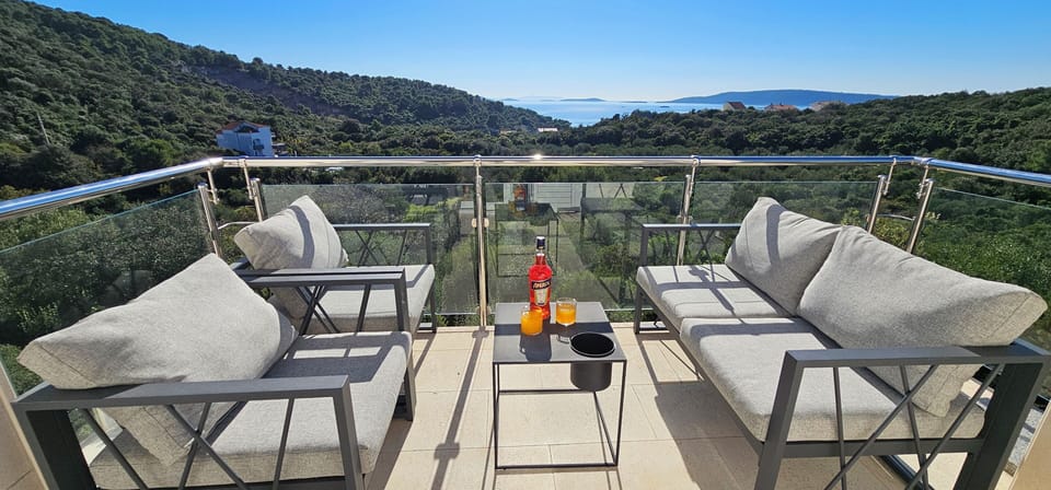 Upper floor balcony with sea-view