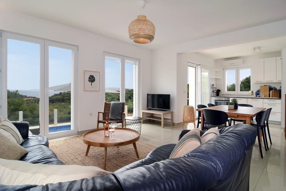 Lower floor open plan kitchen/dining and living area