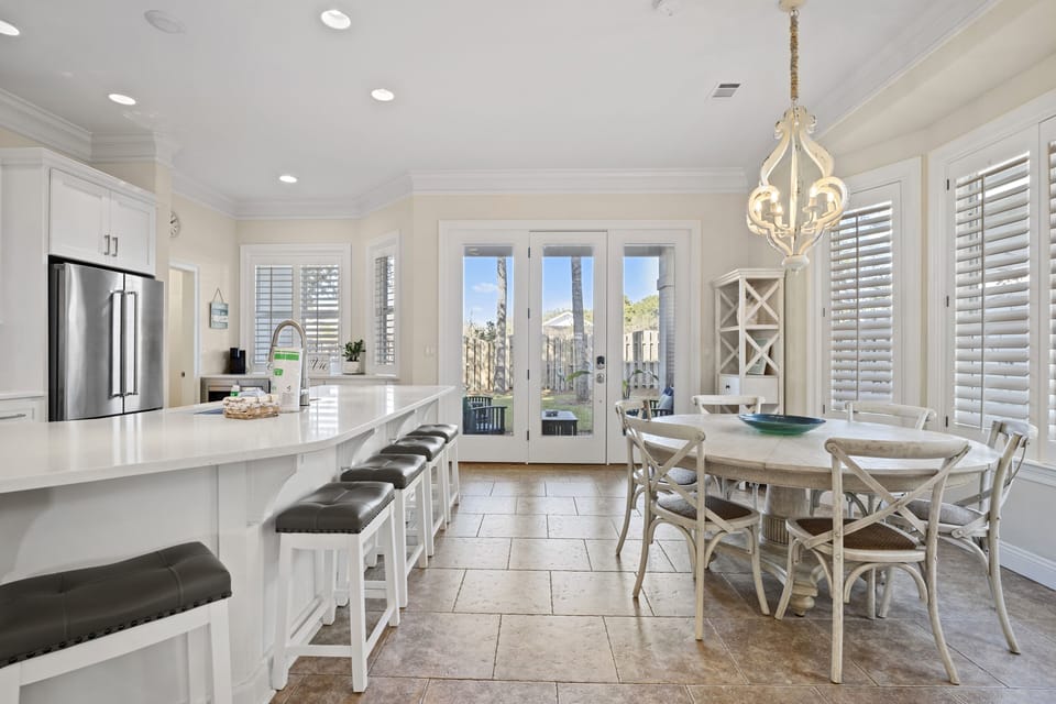 Dining Area and Kitchen Bar
